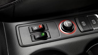 Ein- und Ausschalter für den Doppelpedalerie-Summer und die Fußraumbeleuchtung in der Mittelkonsole.