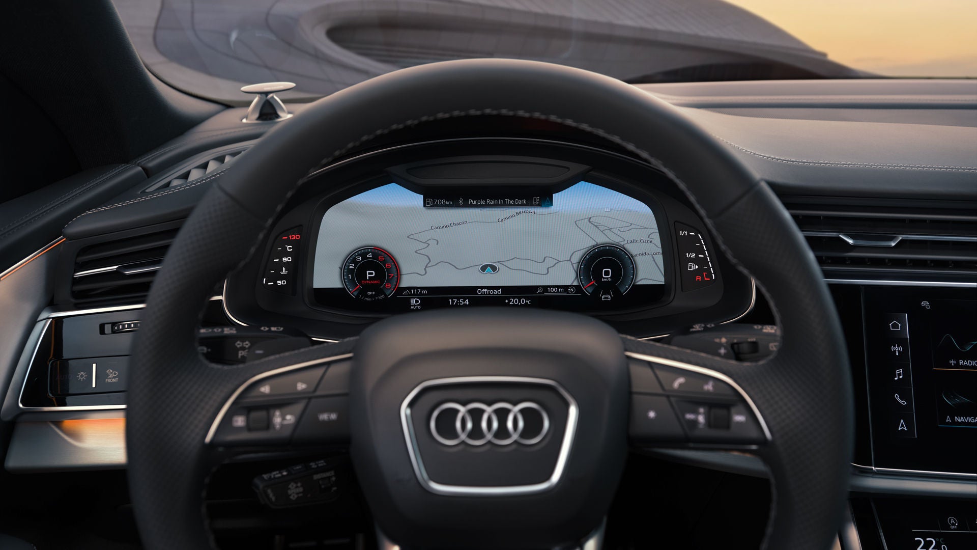 Detailaufnahme des Lenkrads und des Fahrer-Displays.