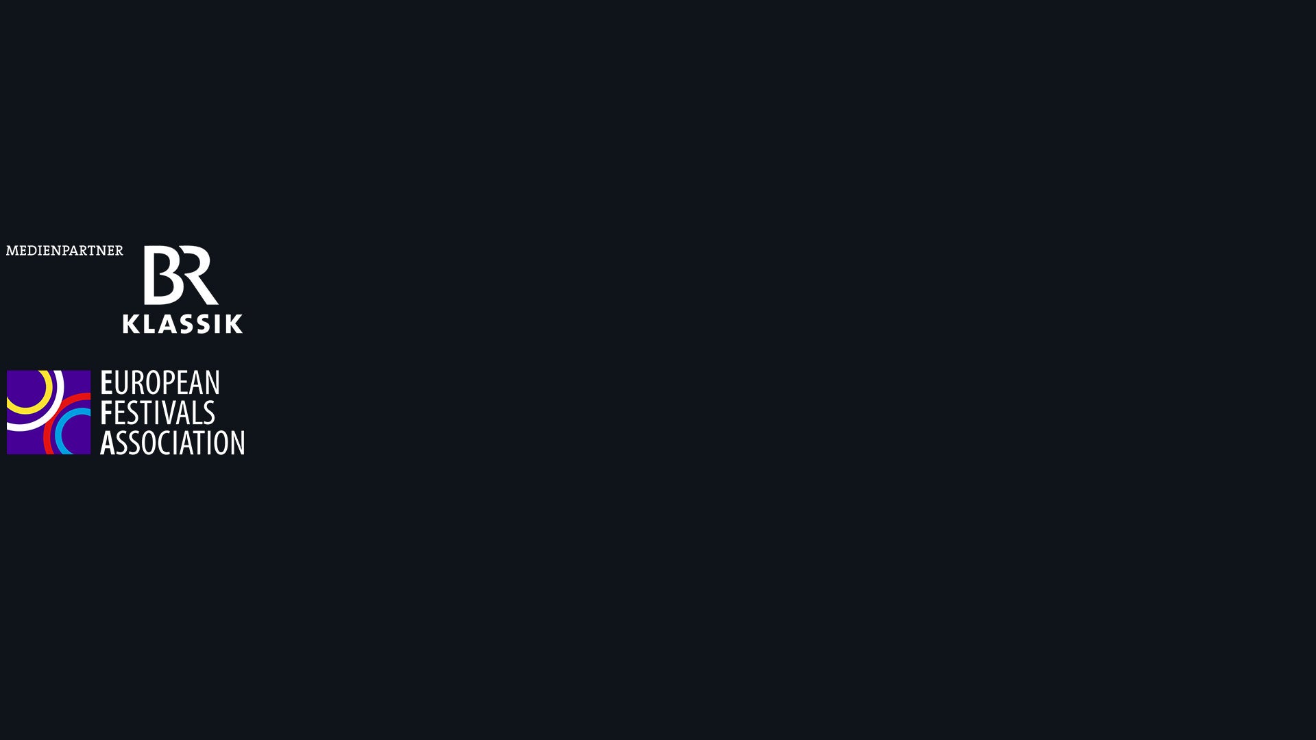 Logo BR Klassik, darunter Logo European Festivals Association auf dunklem Hintergrund.
