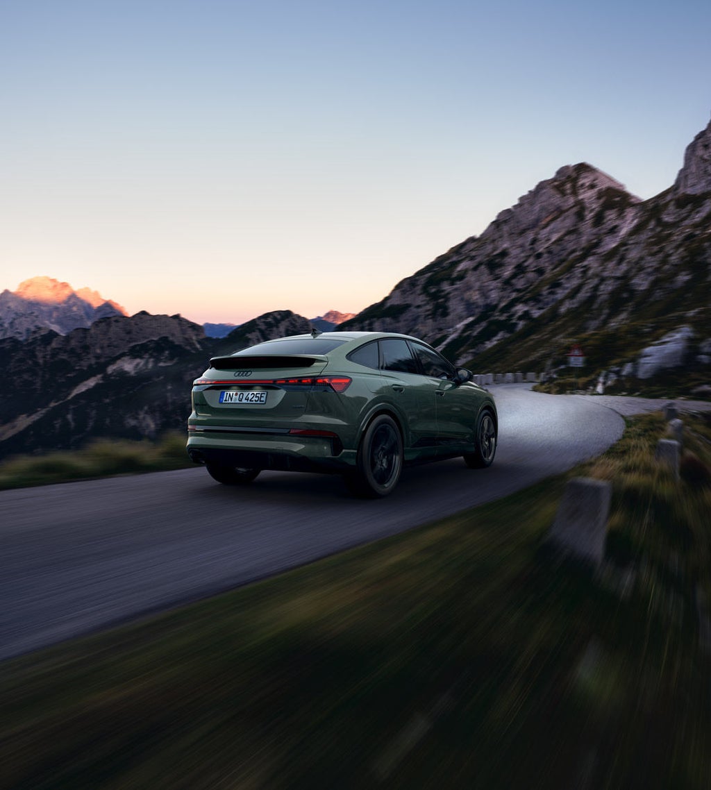 Audi Q4 Sportback e-tron fährt auf einer Bergstrasse