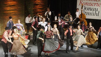 Menschen tanzen auf der Bühne