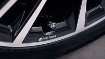 Gros plan sur un capuchon de valve monté sur une jante Audi Sport.