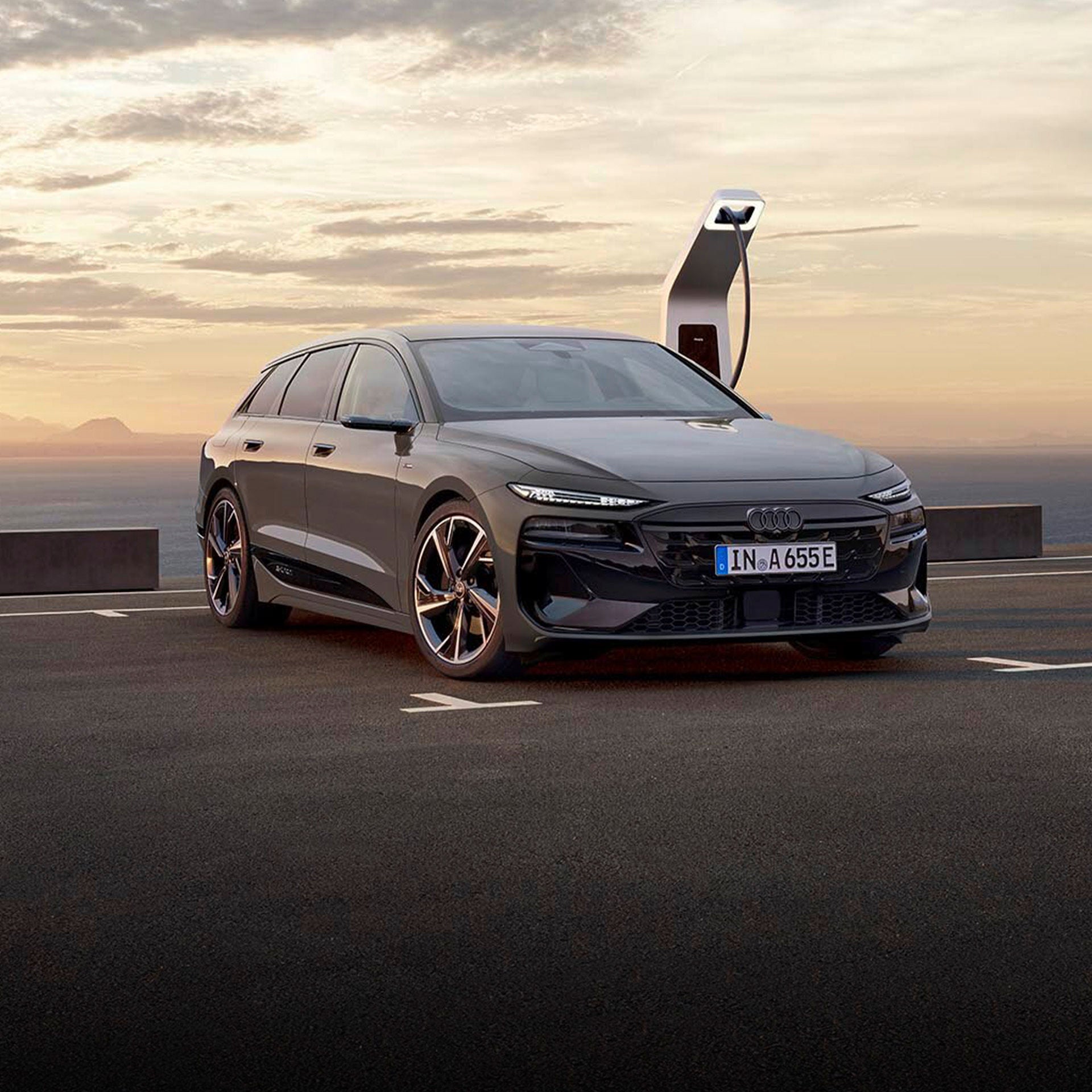 Un coche Audi eléctrico recargando. 