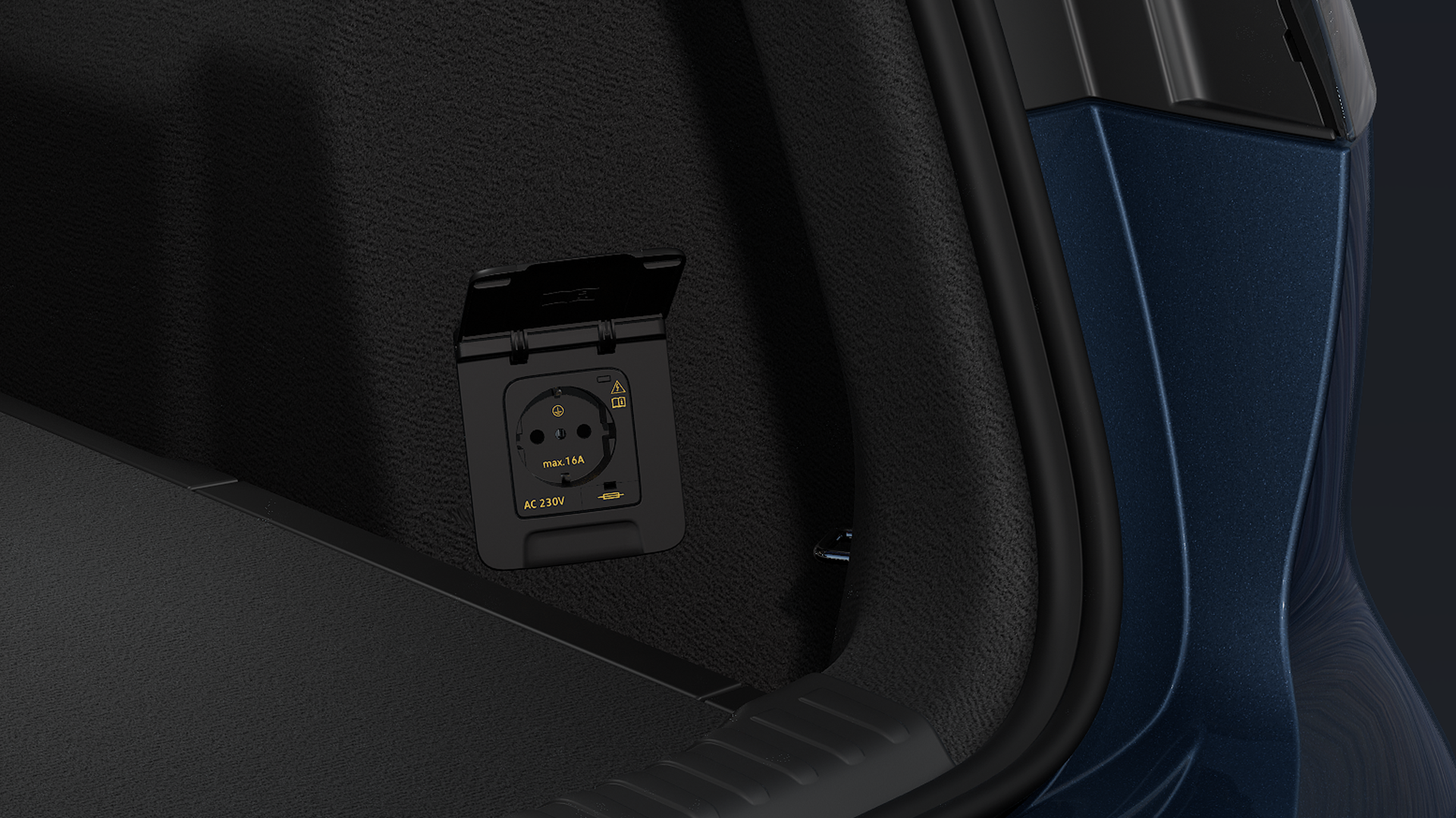 Een blik in de open kofferbak, waarbij de camera is gericht op het 230-volt stopcontact.