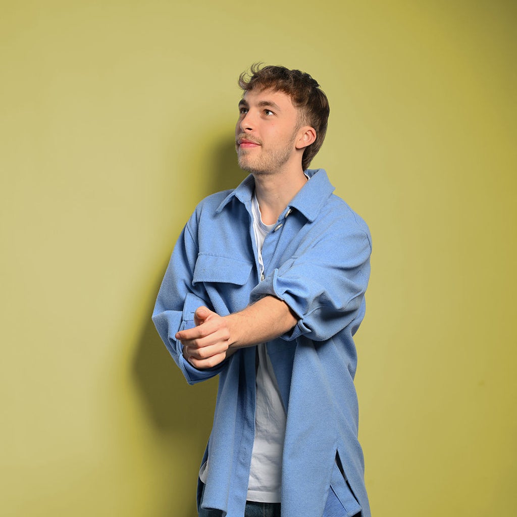 Julian schaut nach links und richtet seinen Ärmel