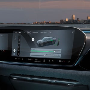 Nahaufnahme des MMI-Displays im A5 Avant e-hybrid. Auf diesem wird der aktuelle Ladezustand, sowie ein Slider zur Regelung der Reserve angezeigt.