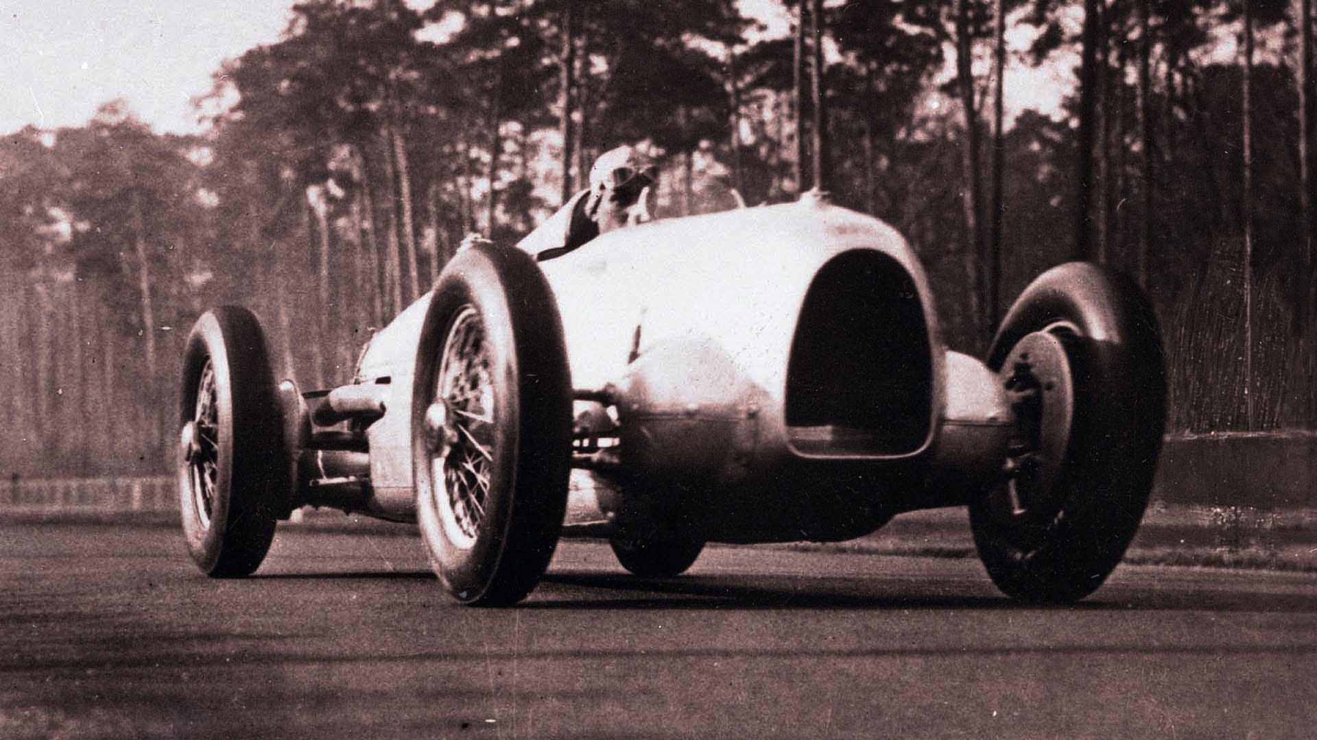 A picture showing an Auto Union Type A Grand Prix race car on track.