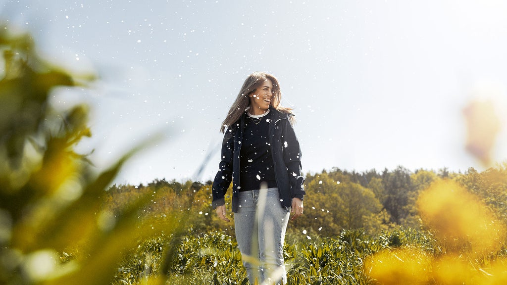 Helkroppsporträtt av Fanny Sjödin i naturen