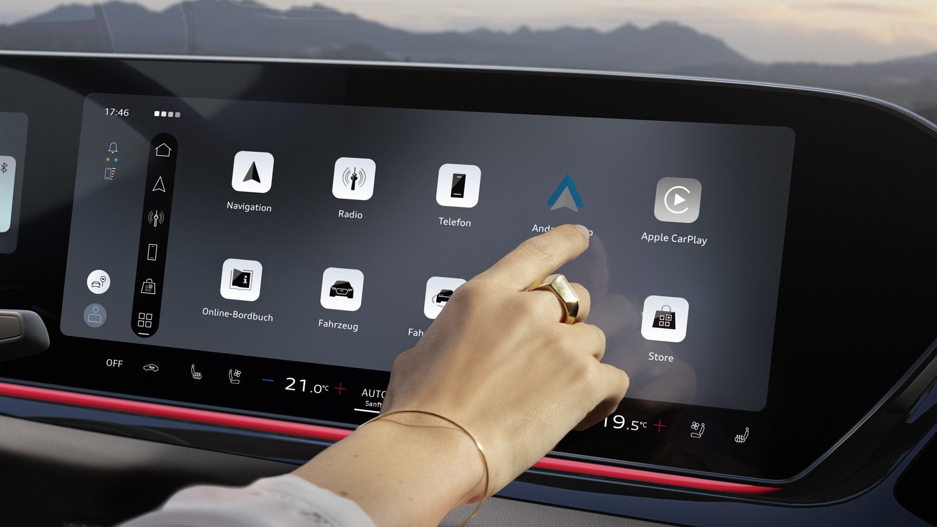 Nahaufnahme einer Frau, die die Android Auto App auf dem MMI Display der A6 Limousine auswählt.