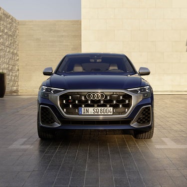 Frontansicht eines blauen Audi SQ8 SUV mit markantem Kühlergrill und LED-Scheinwerfern.