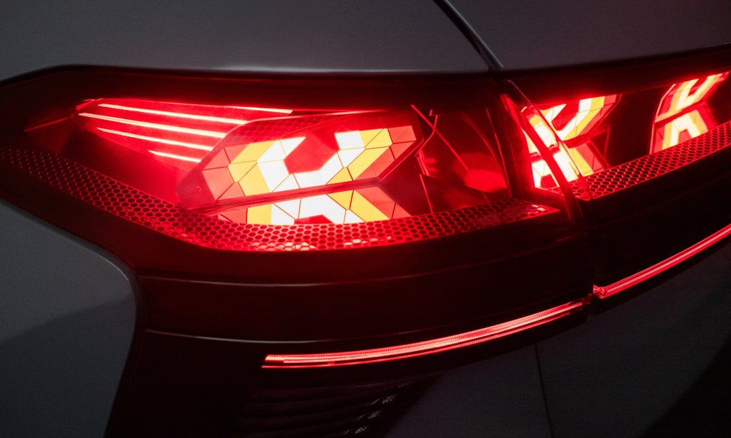 Een rood verlicht achterlicht.