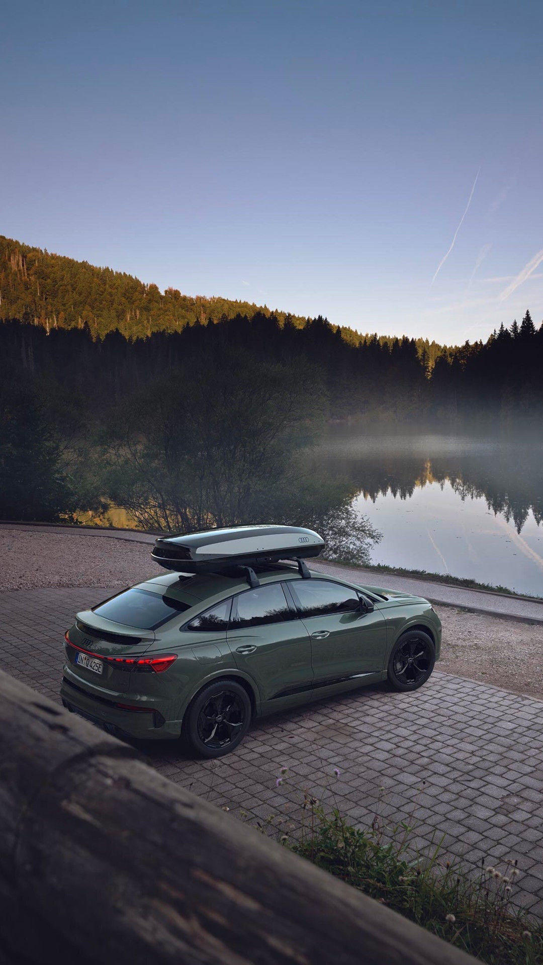 Q4 Sportback e-tron quattro performance – Außenaufnahme mit Dachgepäckträger, Skiträger und Dachbox