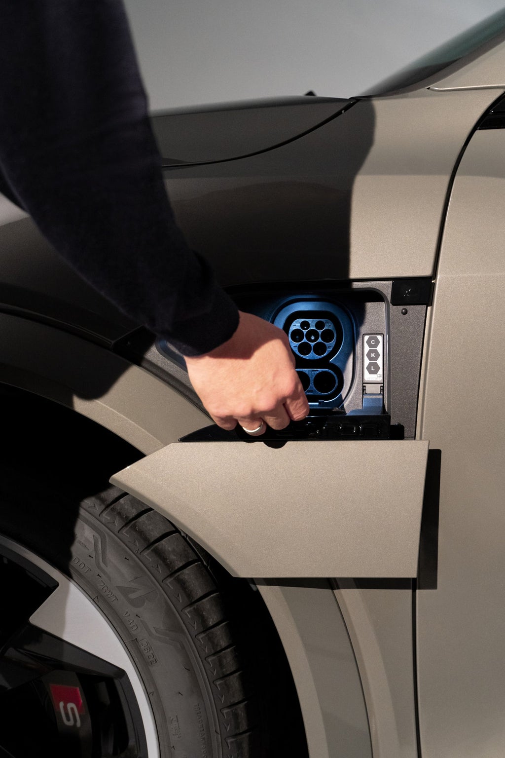 Różne gniazda ładowania w Audi SQ8 e-tron.