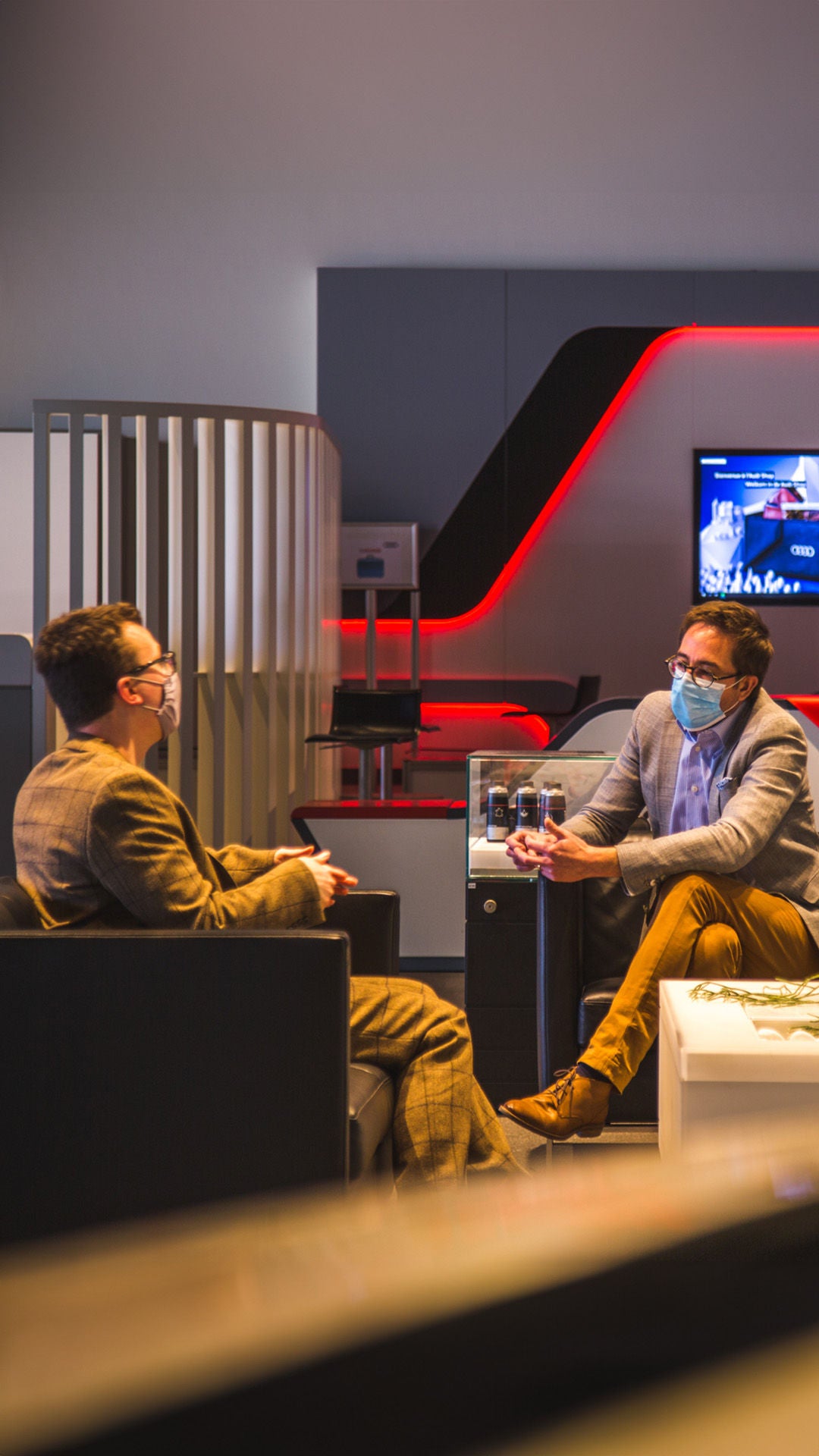 2 hommes assis sur un canapé