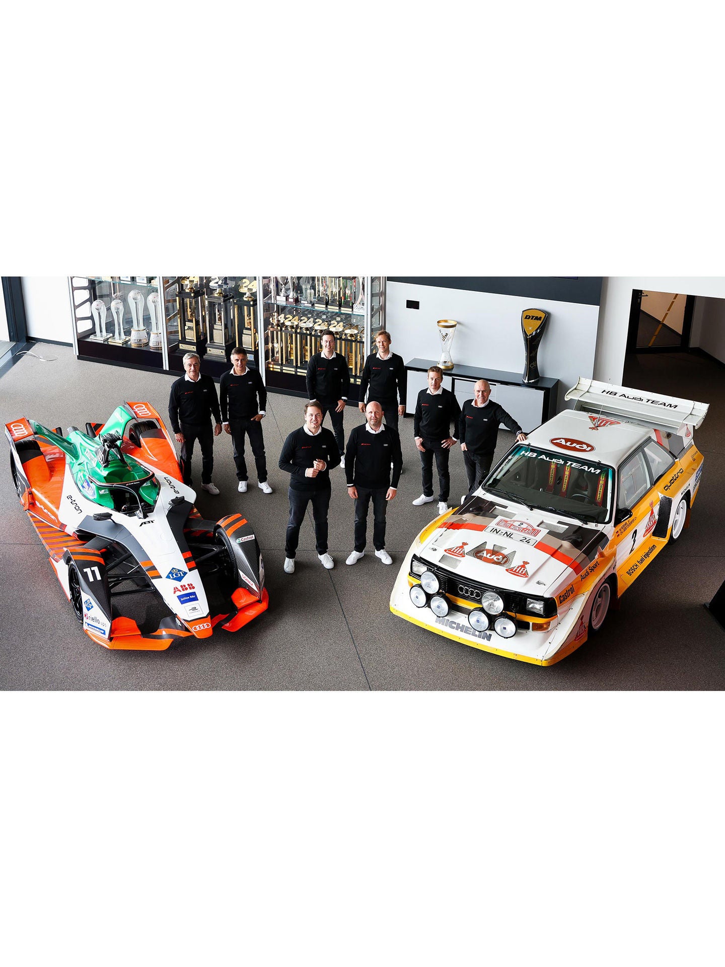 Foto de los equipos Audi del Rally Dakar 2022, con Carlos Sainz, Mattias Ekström y Stéphane Peterhansel.