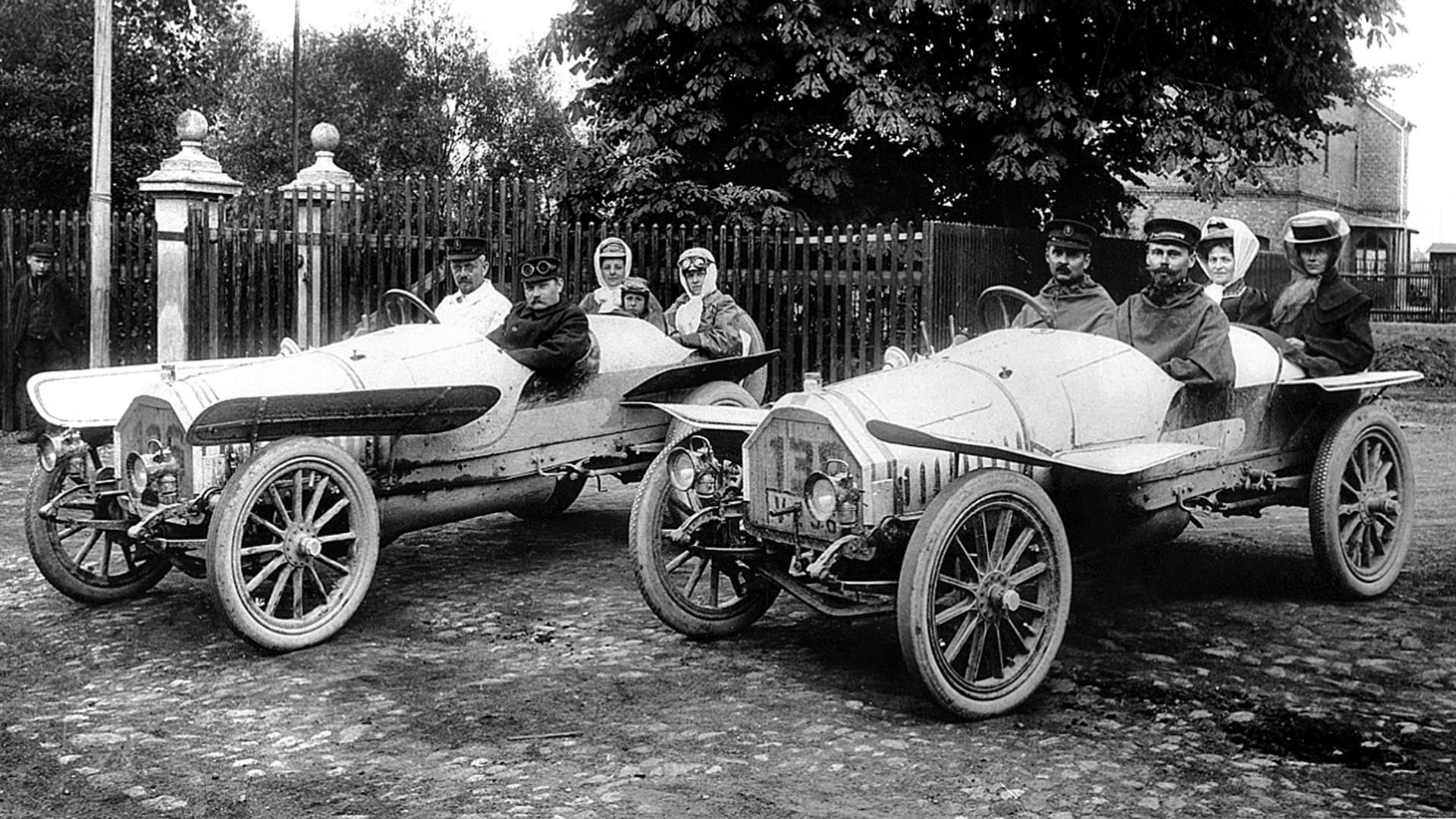 A picture showing two Horch race cars side by side. 