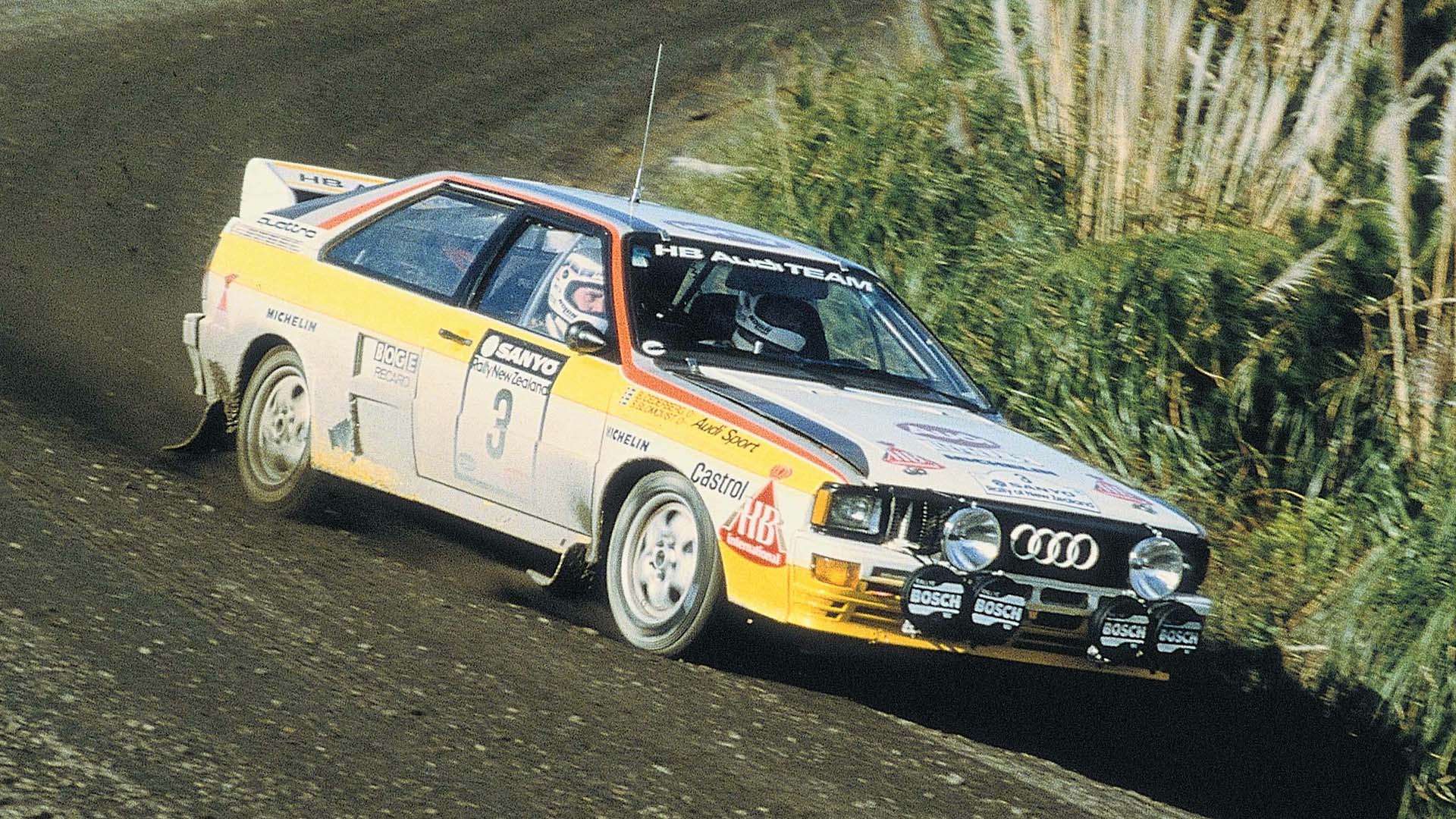 Das Foto zeigt ein Audi quattro A2-Rallyeauto auf Schotter in Neuseeland 1984.