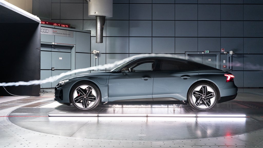 Audi RS e-tron GT sett fra siden i vindtunnelen. 