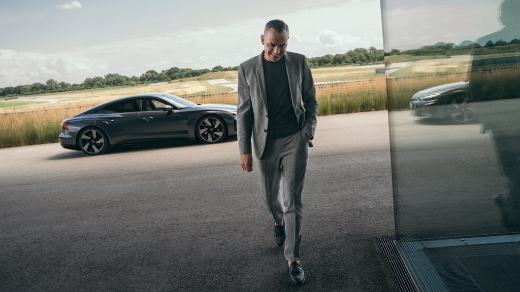 Henrik Wenders in front of the Audi e-tron GT quattro.