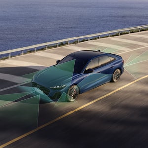 Die S5 Limousine von schräg oben. Vom Heck und der Front aus unterteilen grüne und blaue Vektoren die Flächen hinter, neben und vor dem Fahrzeug.