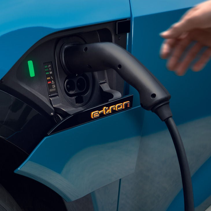 Audi e-ton latauskaapelin kiinnitys