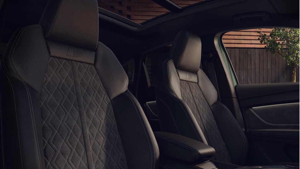 Een blik op het interieur van de Q4 Sportback e-tron, met de cockpit, de voorstoelen en de achterbank.