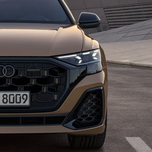 Nahaufnahme der Front des Q8 SUV mit Fokus auf den rechten LED-Scheinwerfer.