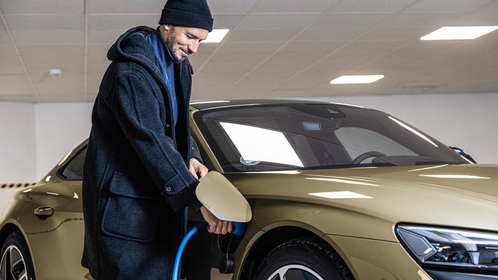 Felix Neureuther beim Aufladen seines Audi