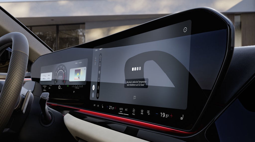 Blick von der Beifahrer-Seite auf das MMI Display und das Audi virtual cockpit der A6 Limousine.