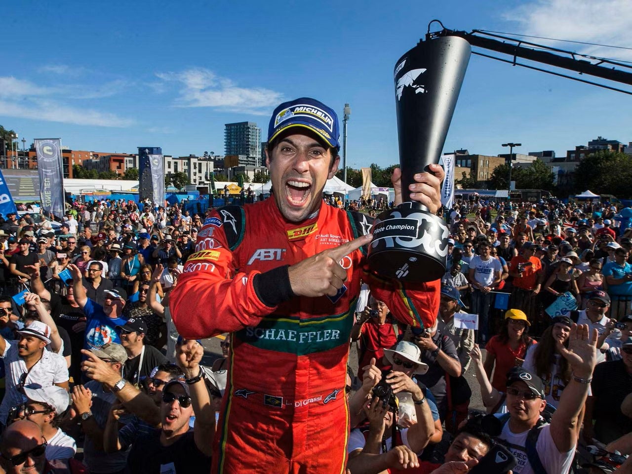 Föraren Lucas di Grassi firar sin seger i Formel E-mästerskapet 2017.