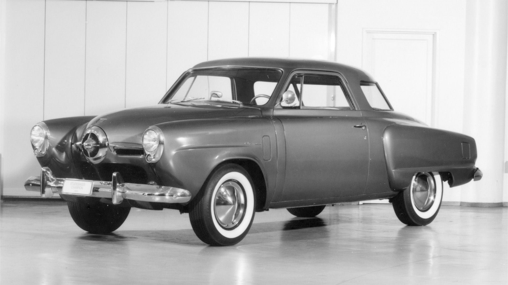 Une ancienne photographie d'une Studebaker Bullet Nose datant de 1950