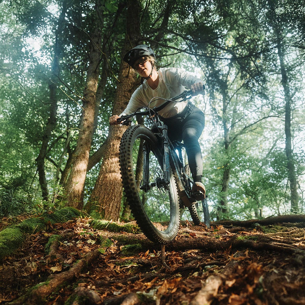 Lissi Lanz fährt mit ihrem Mountainbike durch einen Wald