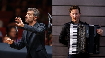 Zweiteiliges Bild: links Dirigent Omer Meir Wellber in Aktion, rechts Akkordeonist Martynas Levickis mit Instrument vor Holzwand.