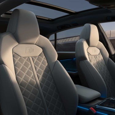 Nahaufnahme der vorderen Sportsitze im Audi SQ8 SUV mit Rautensteppung und eingeprägtem S-Logo.