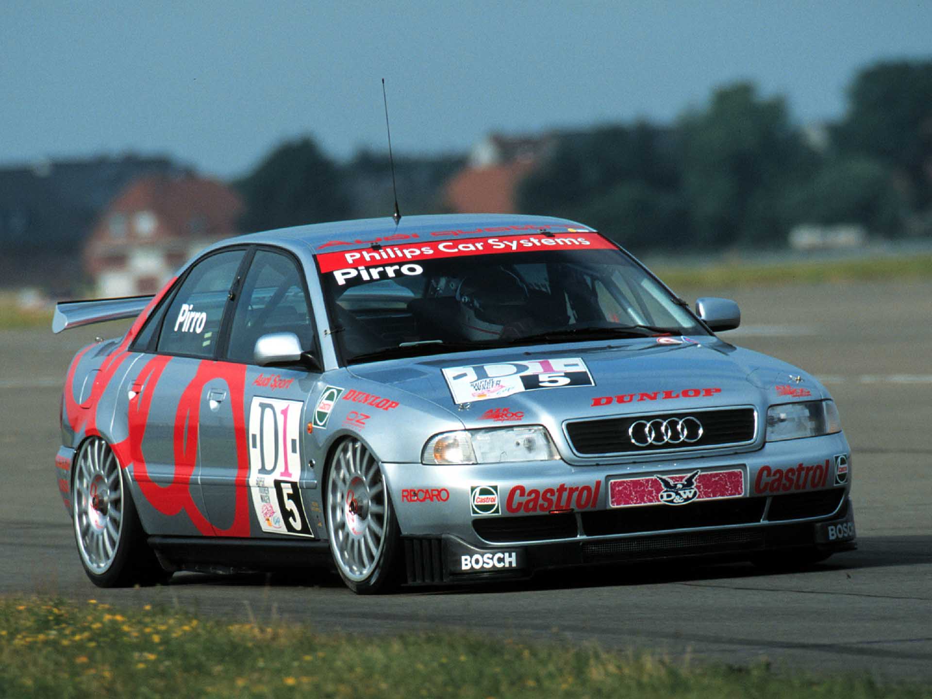 Das Foto zeigt einen Audi A4 quattro-Rennwagen auf der Strecke in Deutschland im Jahr 1996.
