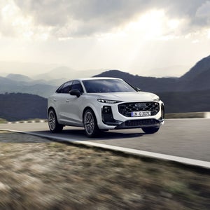 De Q3 Sportback e-hybrid rijdt door een bergachtig landschap.