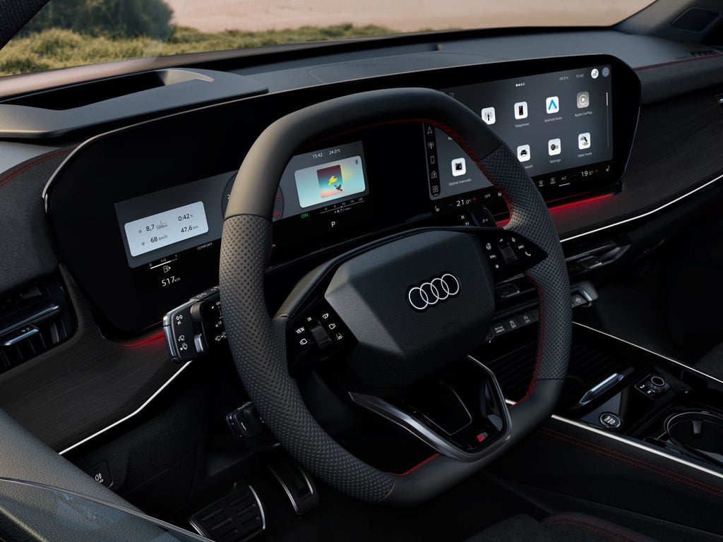 Vista frontale del volante, della console centrale e dei display digitali di Audi Q3 Sportback.