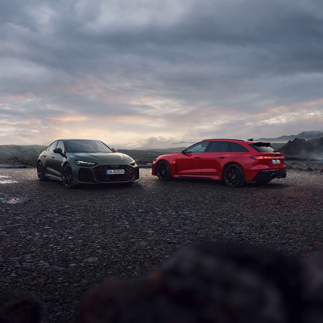 Une RS 5 Limo verte et une Avant rouge devant un paysage.