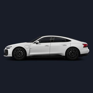Seitenansicht eines weißen Audi e-tron GT quattro auf dunklem Hintergrund.