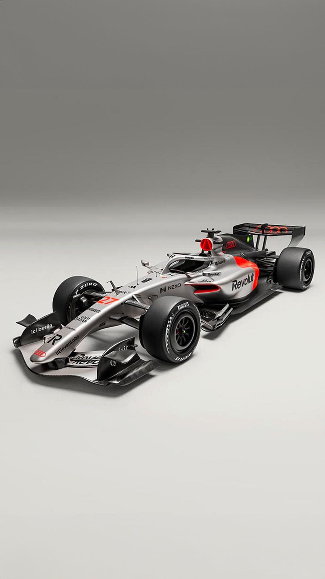 Schrägansicht eines silber-schwarzen Formel-1-Rennwagens mit roten Akzenten vor grauem Hintergrund.