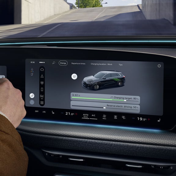 Een close-up van het MMI-display in de cockpit van de Q5 e-hybrid.  Het scherm toont de verschillende rijmodi van het voertuig.