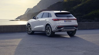 Een Q5 e-hybrid geparkeerd voor de kust.