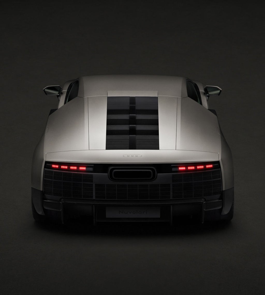 Rückansicht des Audi Nuvolari, die die über die gesamte Breite verlaufende Lichtsignatur und das aerodynamische Heckdesign hervorhebt.