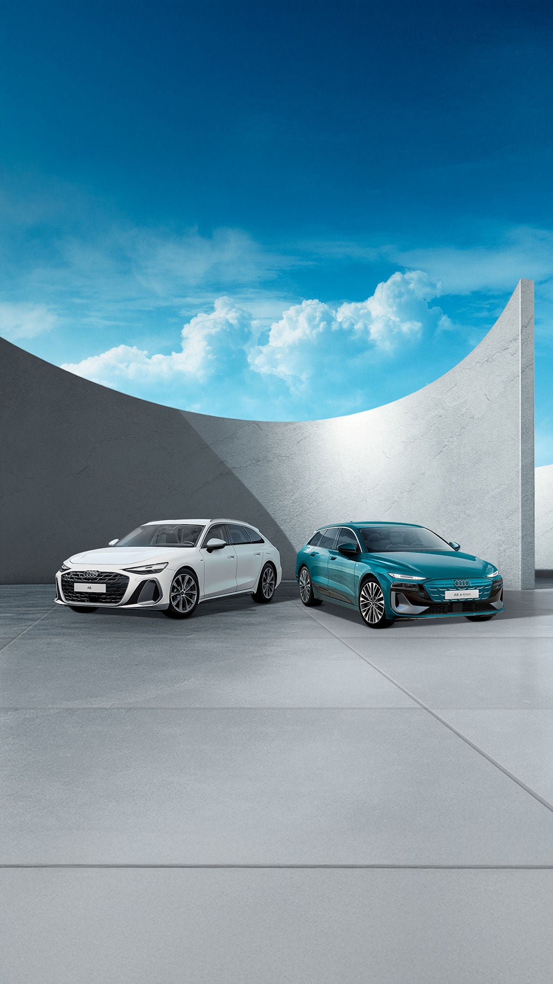 Ein weißer Audi A6 e-hybrid und ein petrolblauer Audi A6 e-tron stehen nebeneinander vor einer modernen Kulisse mit geschwungenen blauen Wänden.