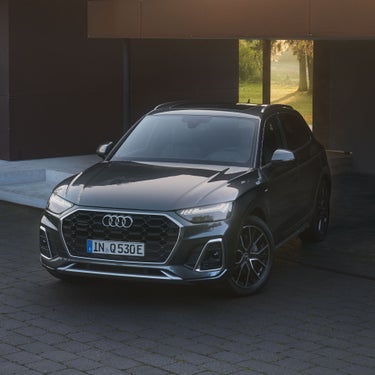 Dynamic front view Audi Q5 TFSI e