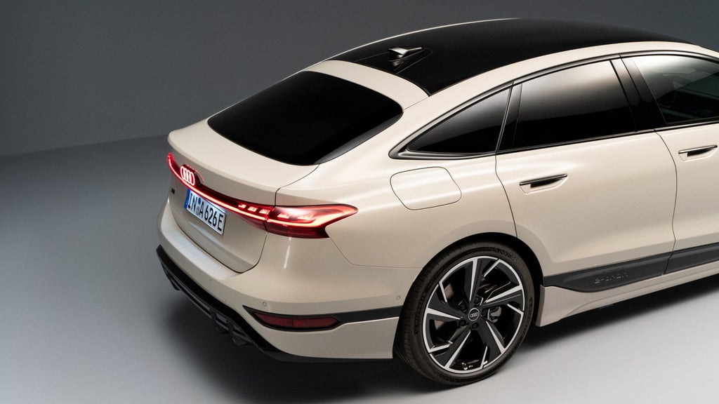 De Audi A6 Sportback e-tron schuin van achteren. Alle ramen zijn donker. 