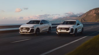 Audi Q3 SUV e-hybrid und Audi Q5 Sportback e-hybrid fahrend