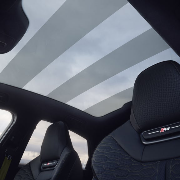Blick von unten auf das Panorama-Glasdach der RS 5 Limousine.