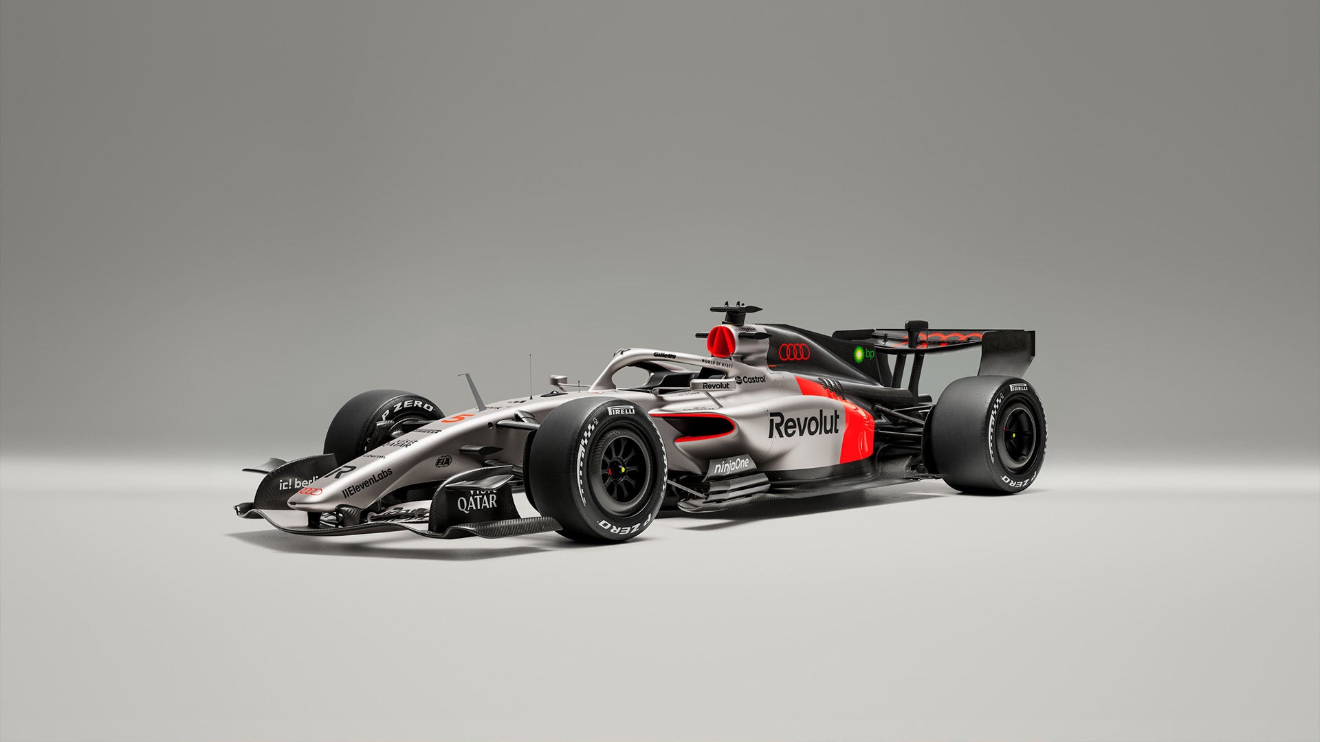 Audi-Formel-1-Rennwagen in Silber-Schwarz mit roten Akzenten und Sponsoren-Logos, freigestellt vor grauem Hintergrund.