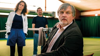 Hape Kerkeling als Chef des Tennisvereins und zwei weitere Vereinsmitglieder in der Sporthalle.